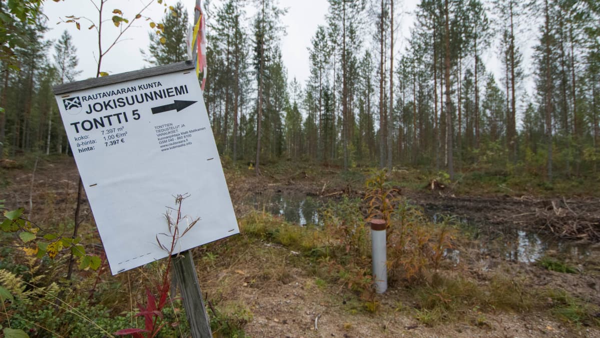 Kyltti myytävästä tontista.