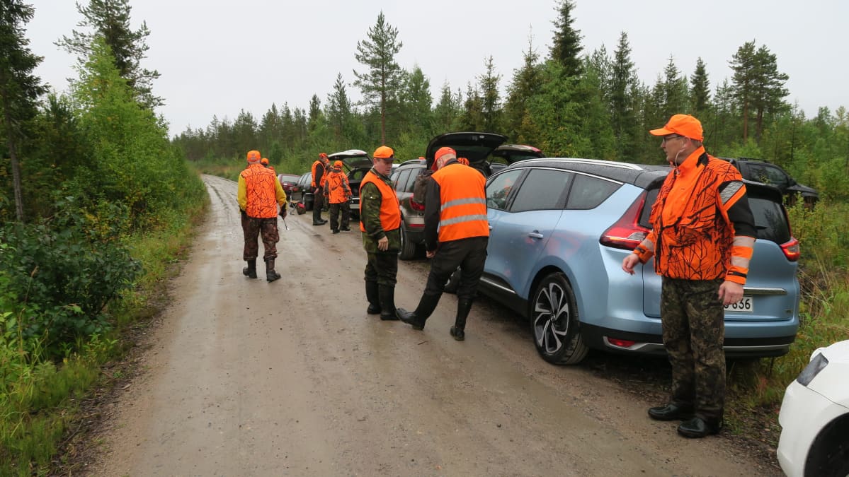 Saaren erämiehet hirvenpyynnissä Rovaniemellä.
