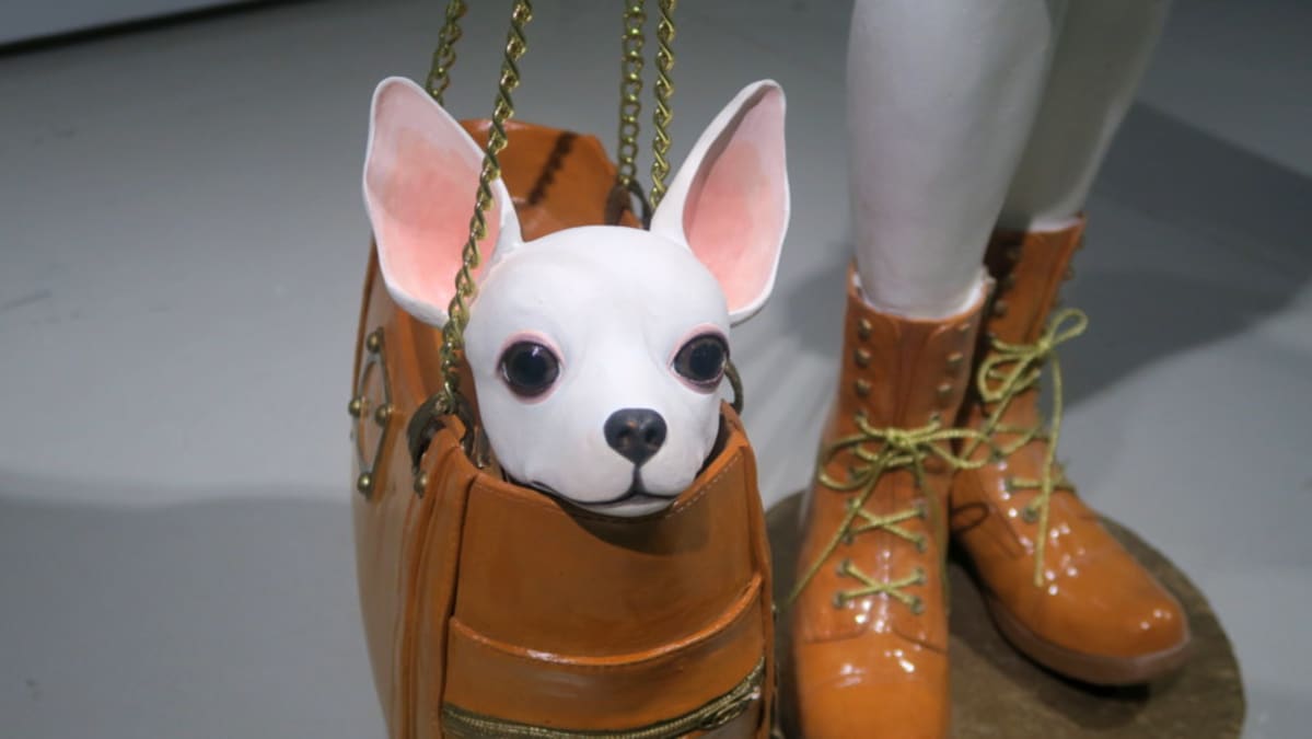 Marianne Sirin teos Fifi (chihuahua) installaatiossa Bitch