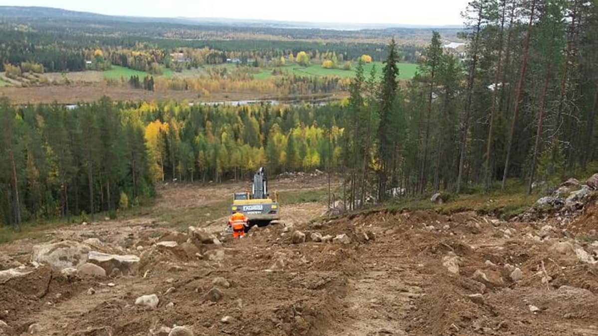 Aavasaksan uutta rinnettä rakennetaan.