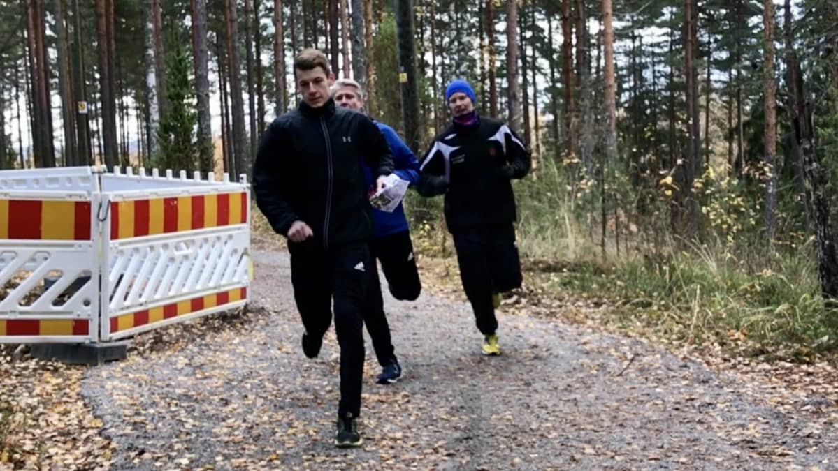 suunnistajat juoksevat maaliin