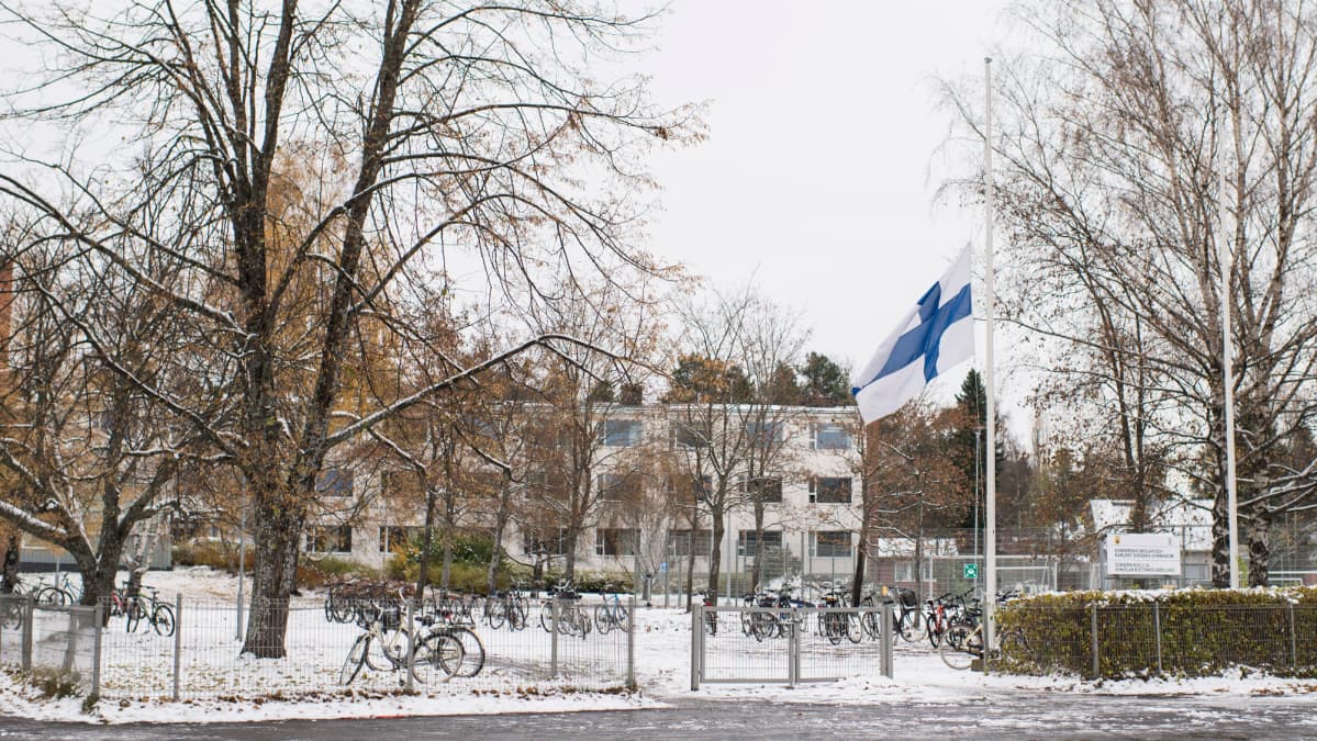 Kokkolan ruotsalainen lukio suruliputtaa.
