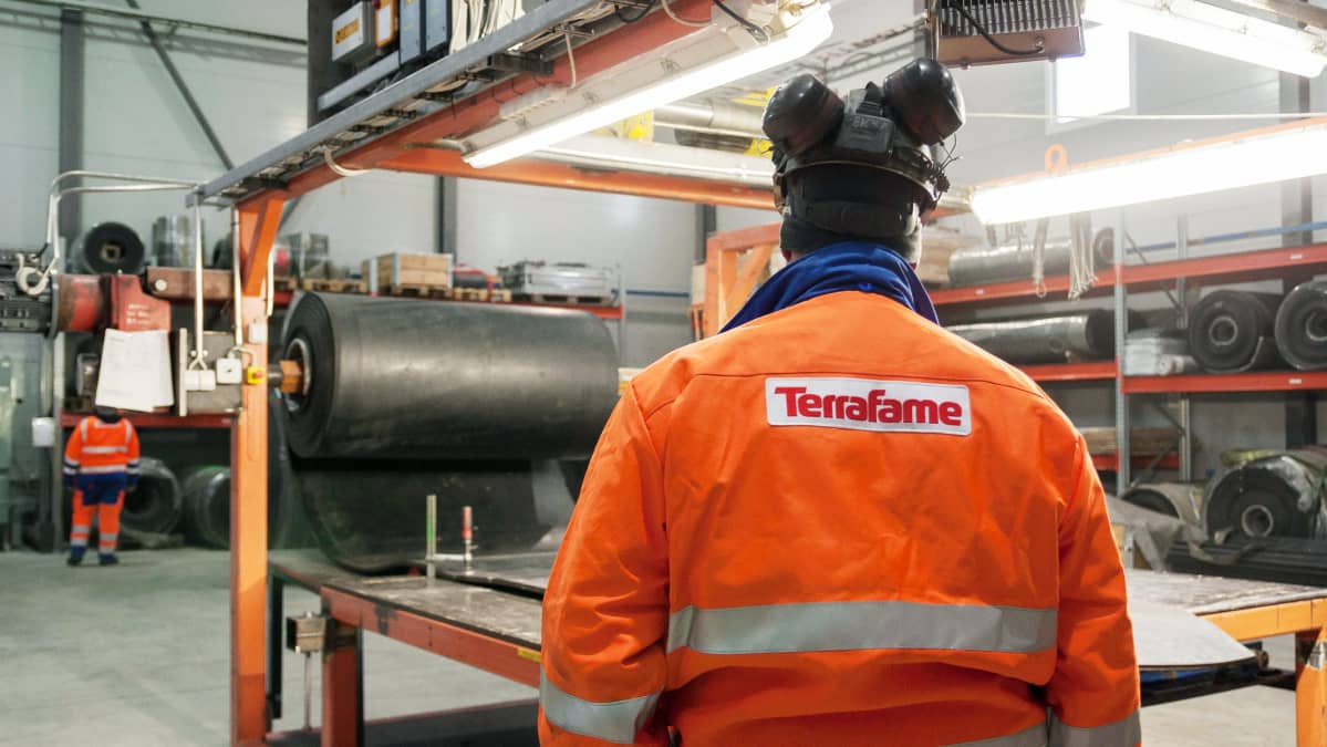 Terrafamen työntekijöitä tehtaalla.