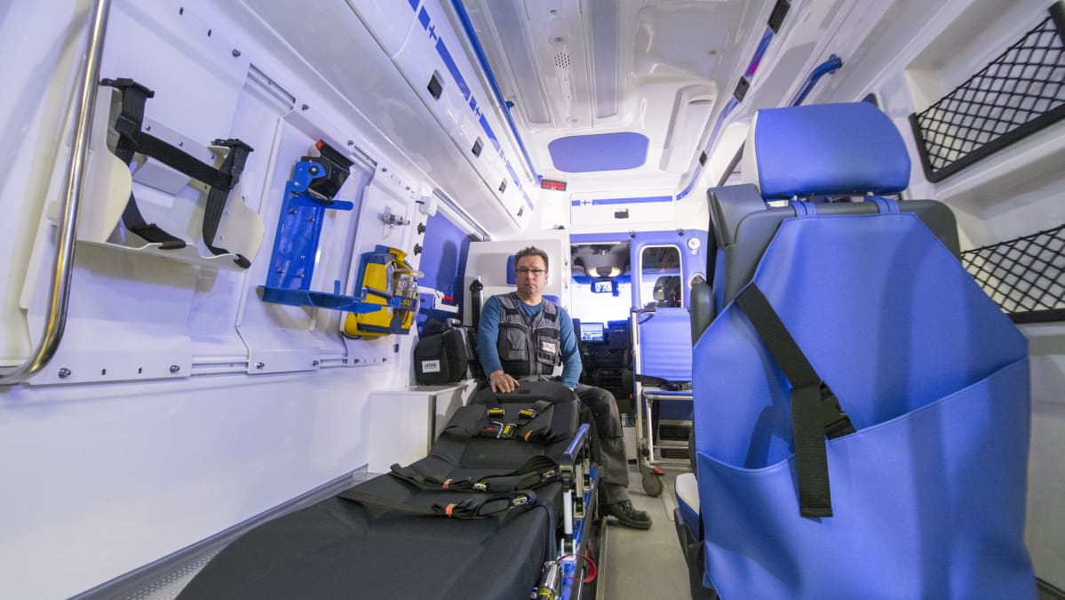 Asentaja Markku kaikkonen istuu Suomi100-ambulanssissa.