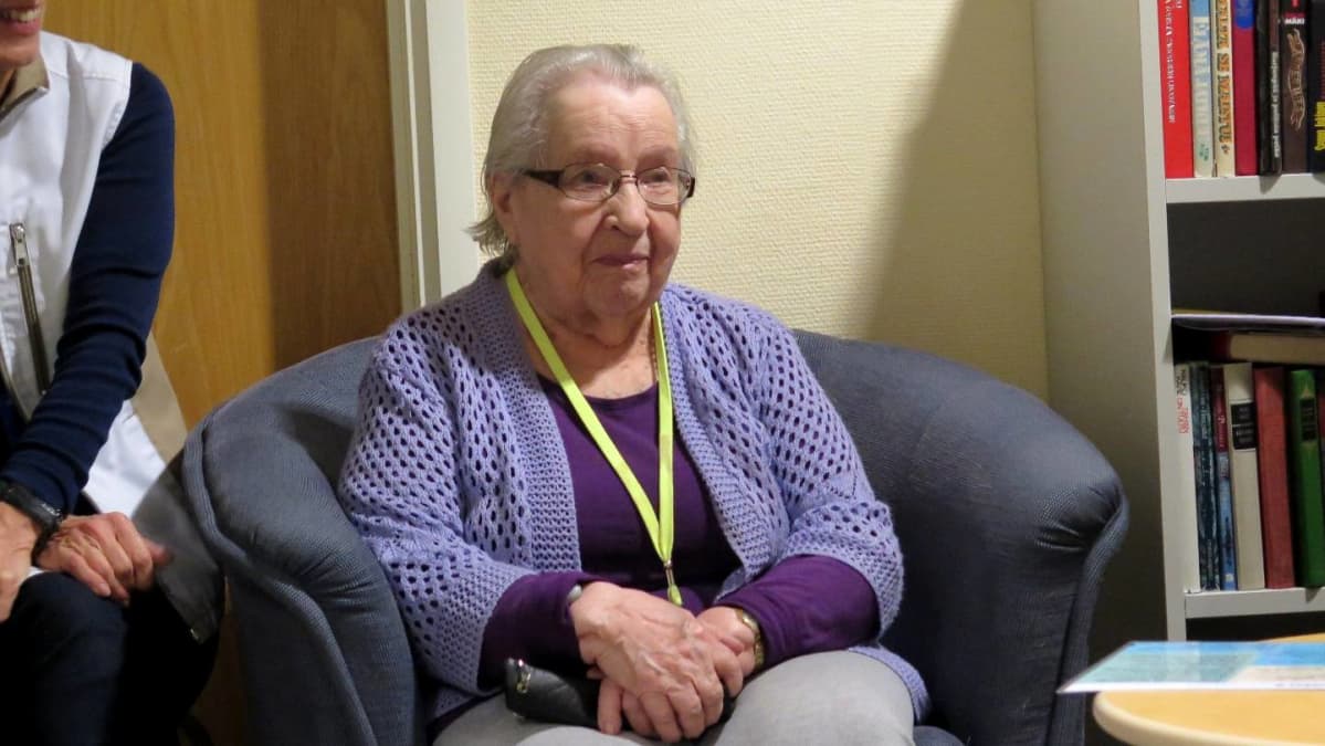 Helga Koskela kuuntelee.