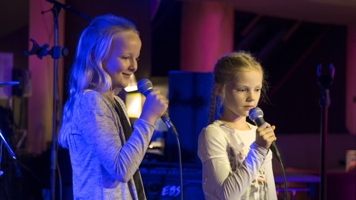 Ronja Nenonen ja Lara Leiko laulavat Baltic Princessillä karaokea