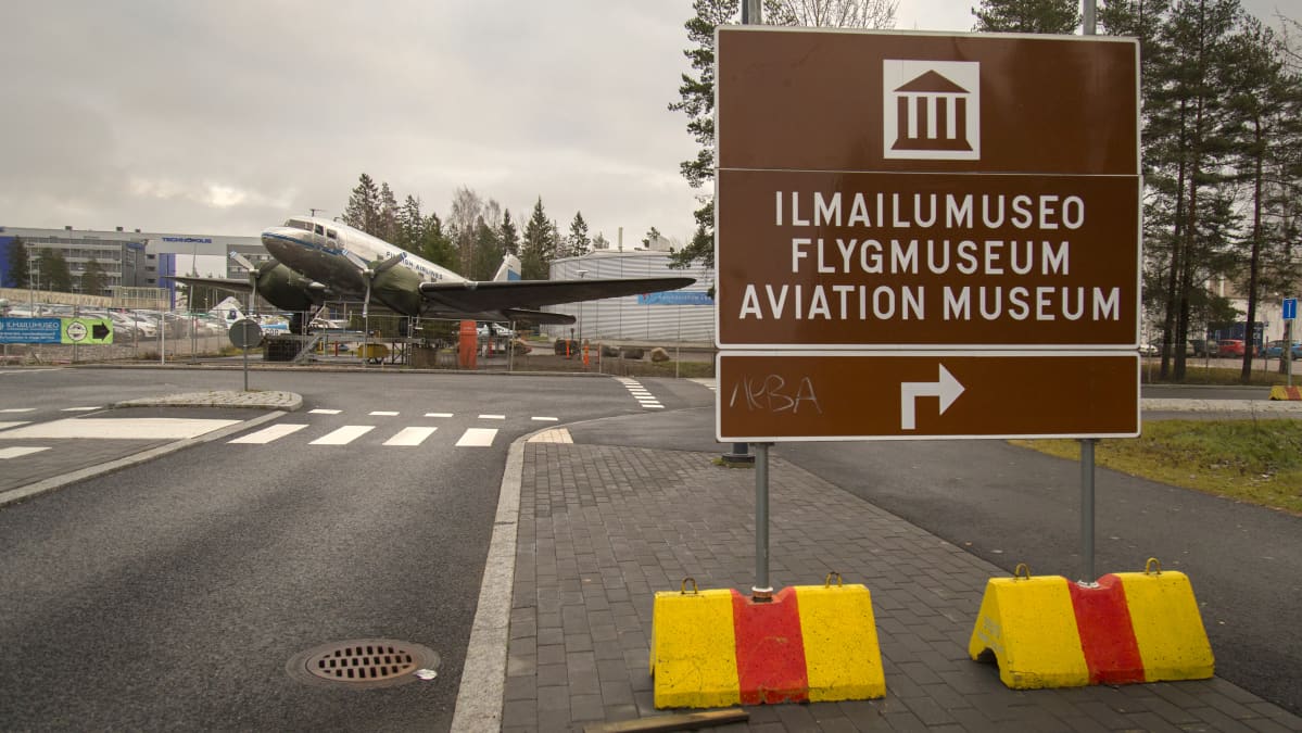 DC-3 lentokone ilmailumuseon pihalla