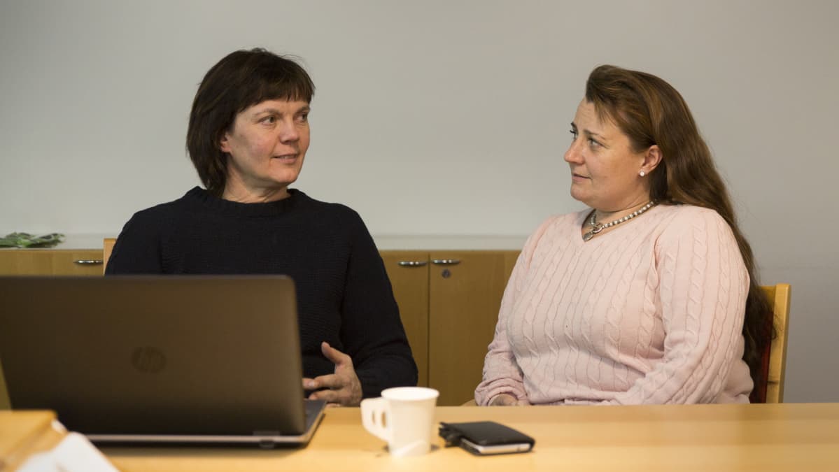 Luomuasiantuntija Rosita Isotalo keskustelee luomuviljelyn aloittamisesta maatalousyrittäjän Sanna Mäen kanssa