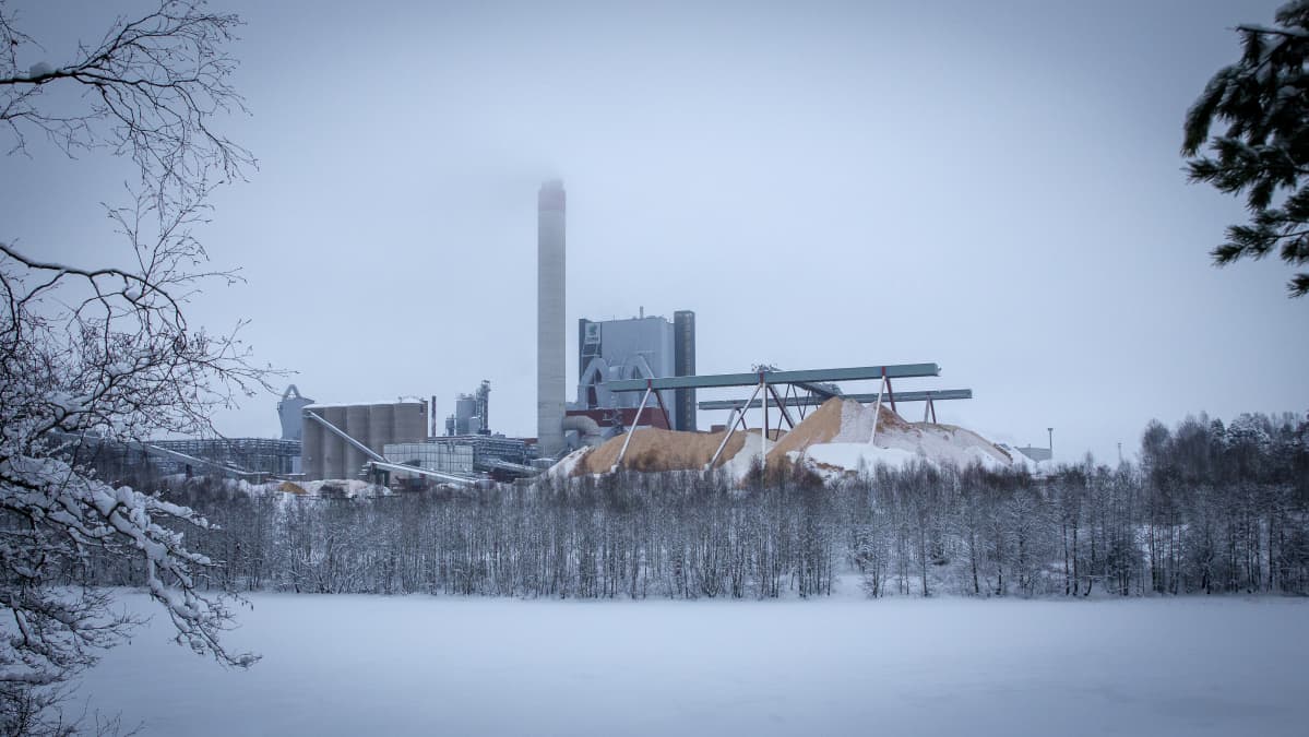 UPM-Kymin tehdas Kuusankoskella talvella.
