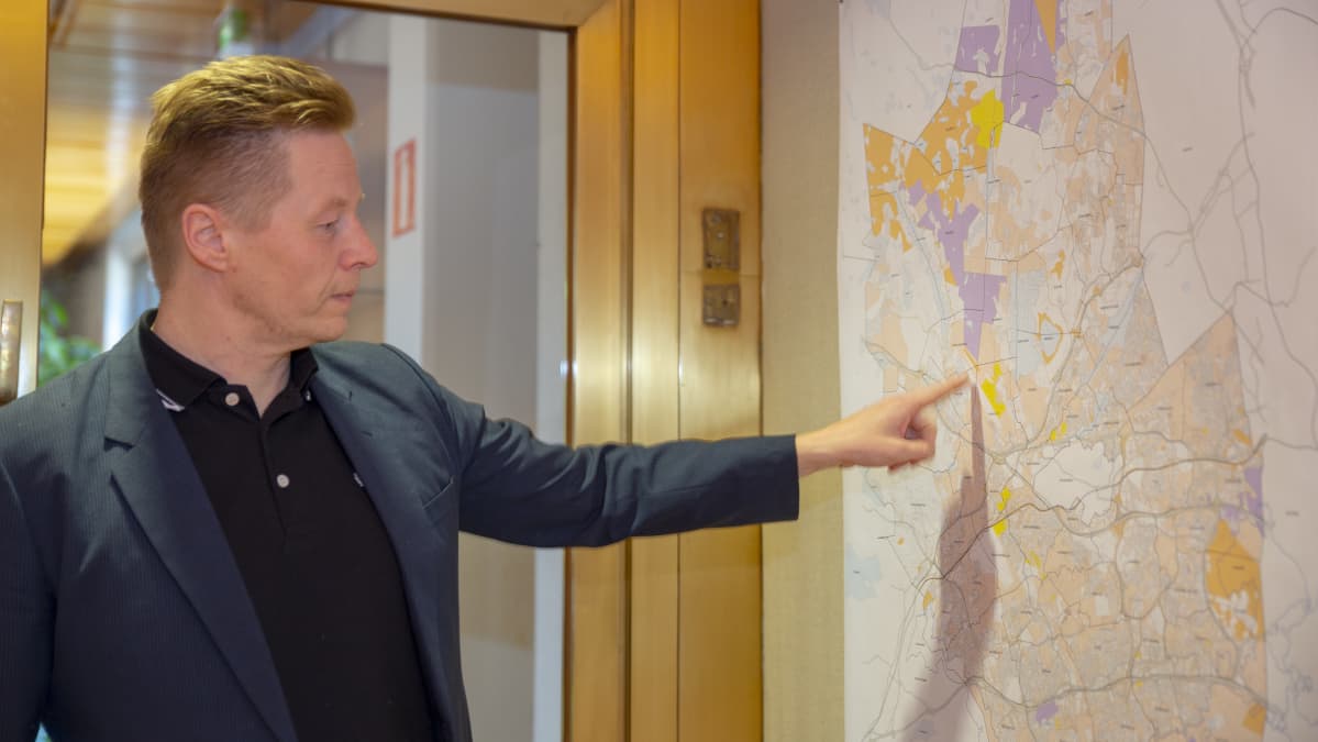 Mikki Kauste katselee Espoon karttaa.