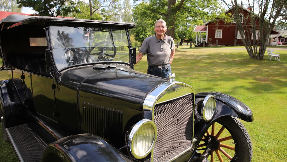 Timo Prihti ja T-mallin Ford vuodelta 1925.