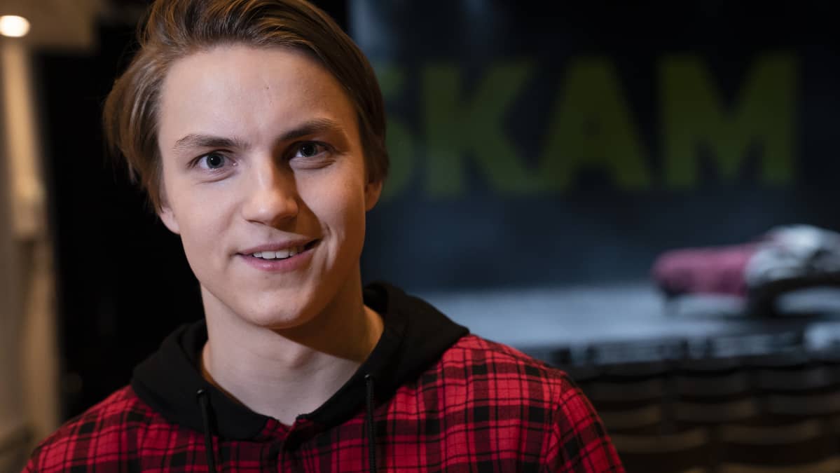 Elias Hjelm PLK Skam näyttelijä teatterissa