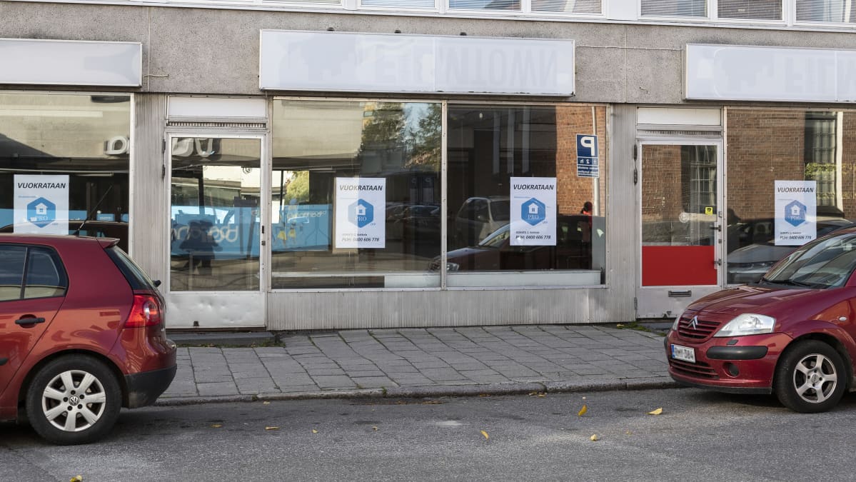 Tyhjiä liiketiloja kaupungissa.