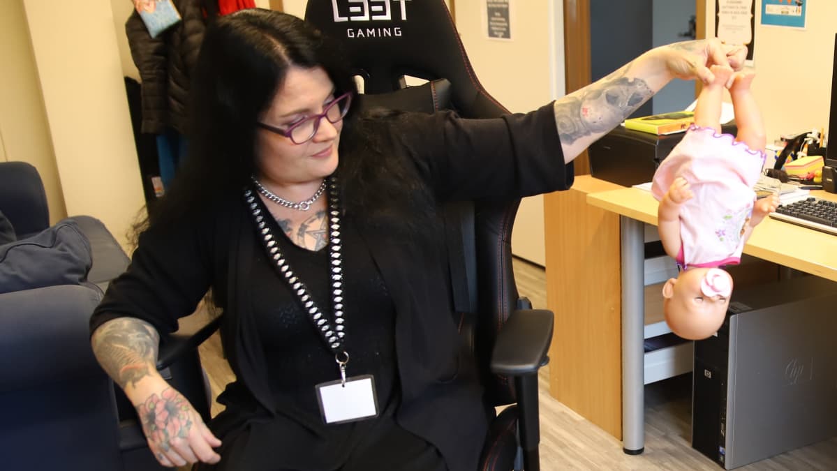 Tuire Vanhakartano roikottaa vauvanukkea.