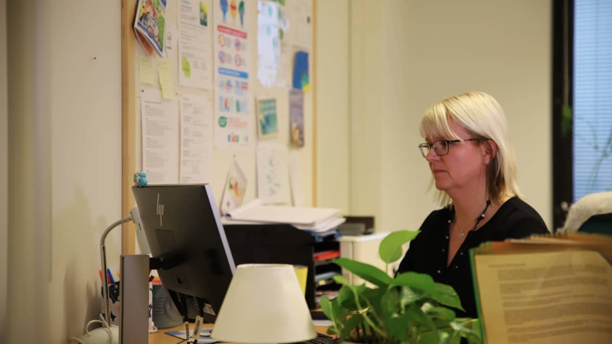 Lastensuojelun johtava sosiaalityöntekijä Anne olenius