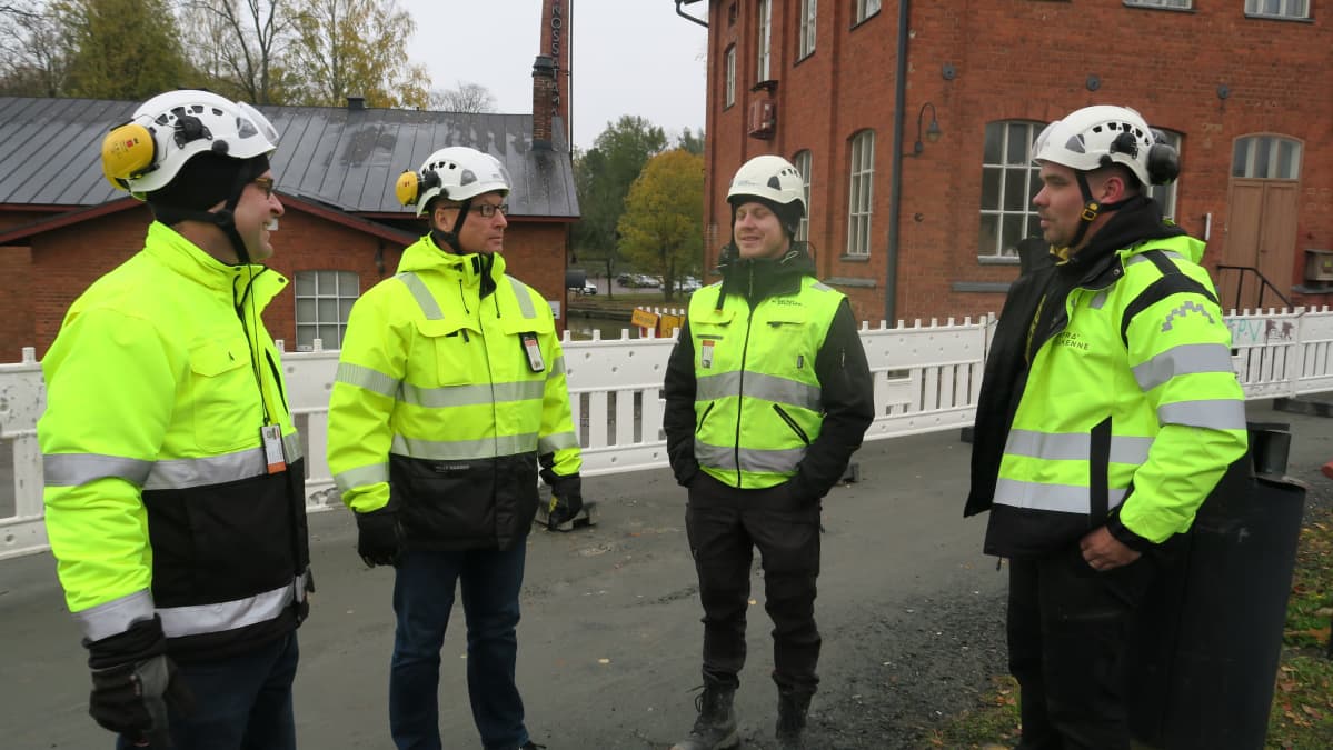 Miehiä Kuhalankosken patotyömaalla