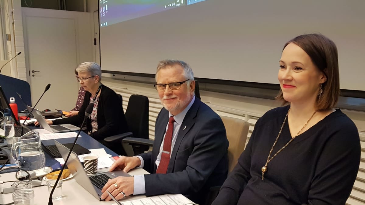 kaupunginsihteeri Kaisa Laitinen, kaupunginjohtaja Esko Lotvonen ja kaupunginhallituksen puheenjohtaja Liisa Ansala Rovaniemen kaupunginvaltuuston kokouksessa 11.11.2019