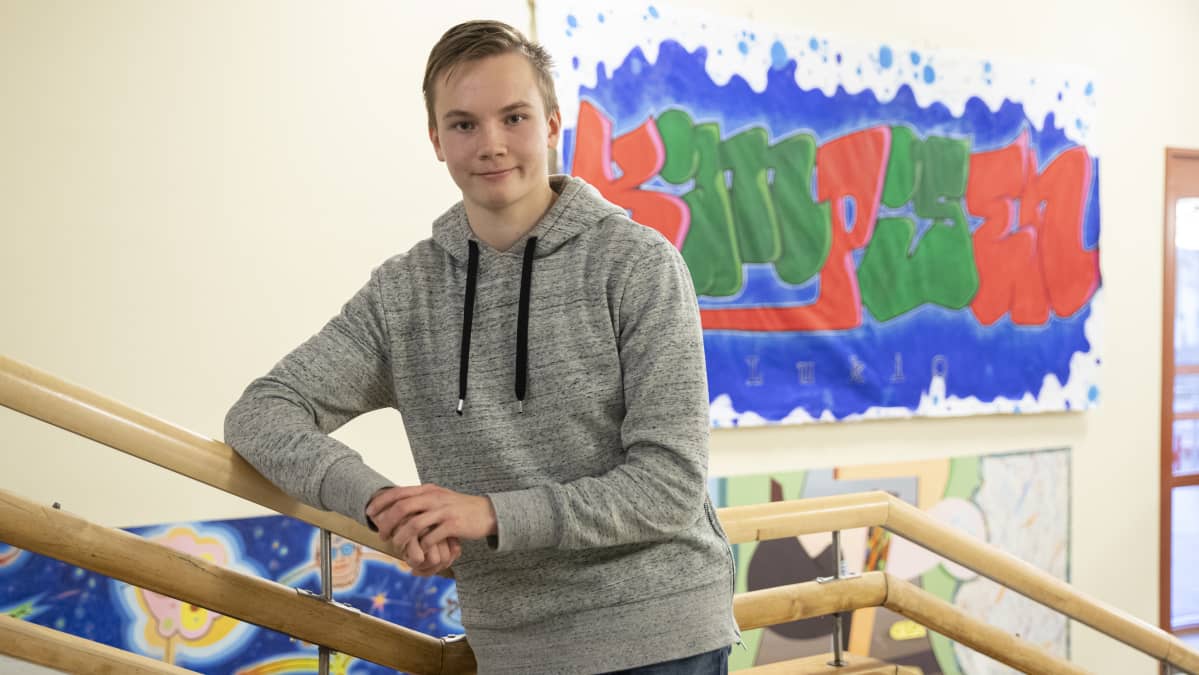 Henri Hoskonen Kimpisen lukion käytävällä.