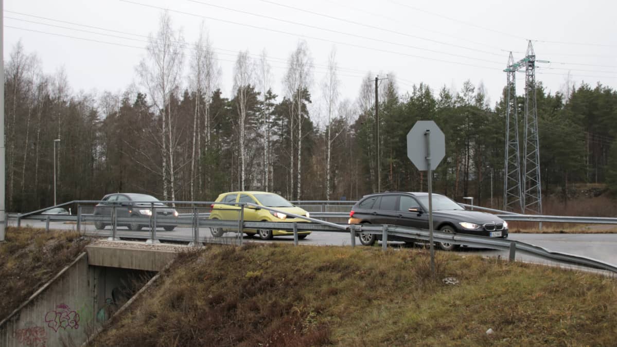 STOP-merkki eli pakollinen pysähtyminen -merkki takaapäin kuvattuna