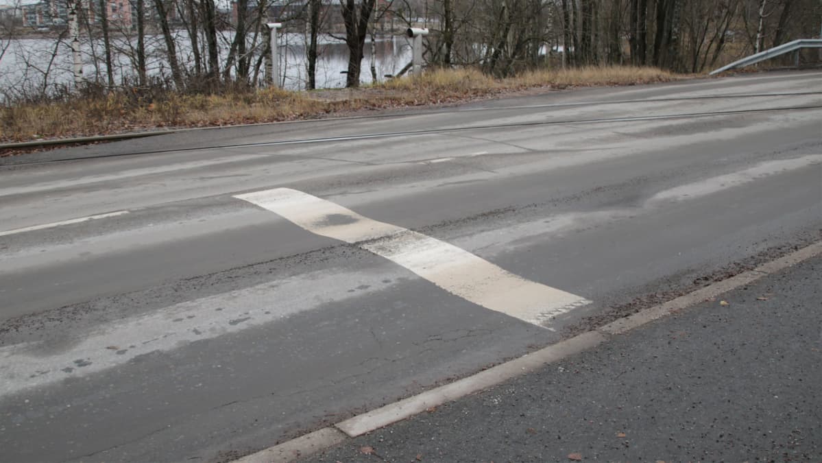 Maalattu pysäytysviiva asvaltissa