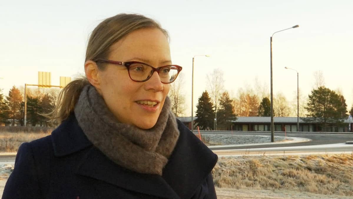 Nainen puolikuvassa haastateltavana.