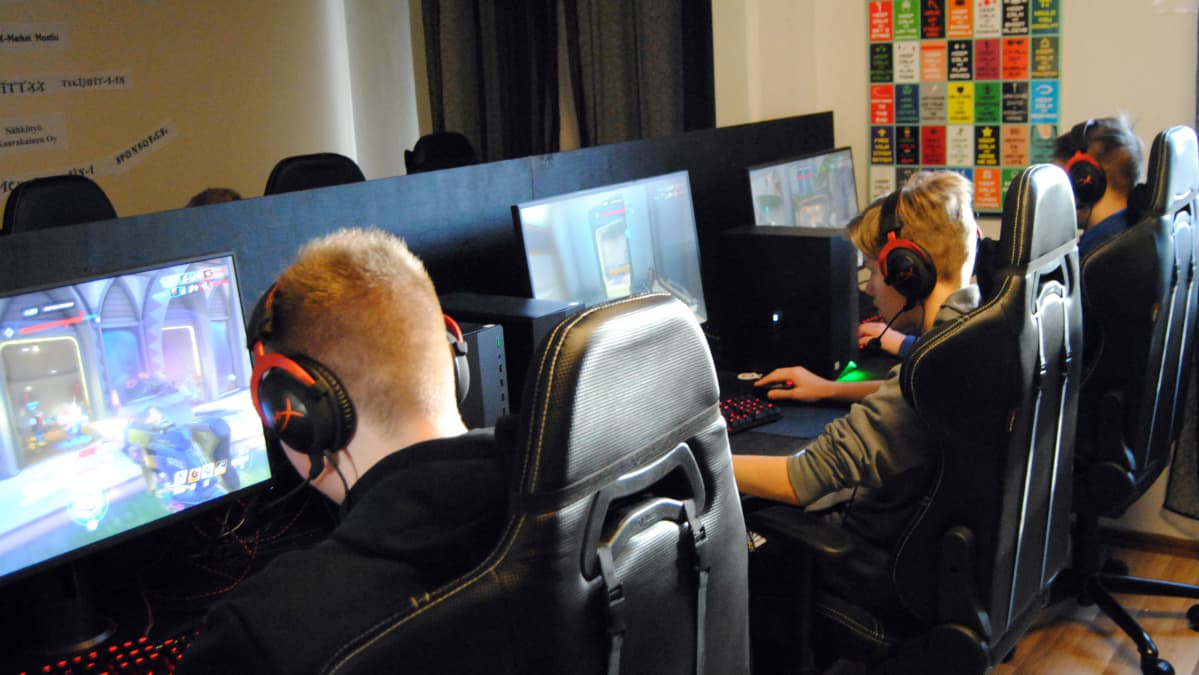 Ungdomar spelar datorspel.