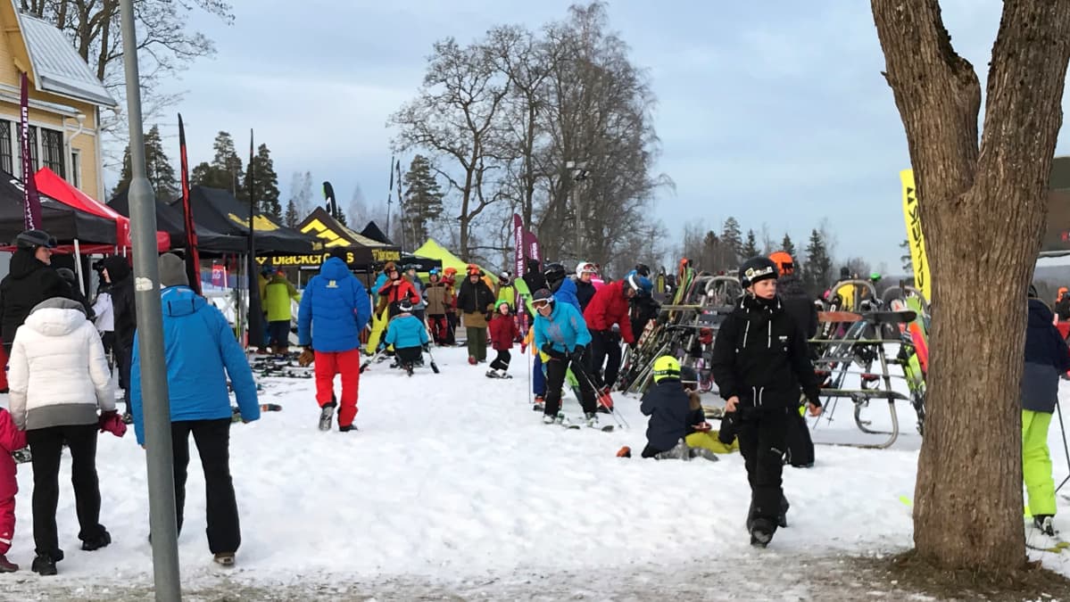 Laskettelijoita Messilässä