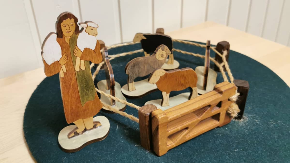 Godly Play -opetusmenetelmän apuvälineitä Ylöjärven Kauraslammin raamattuhuoneessa