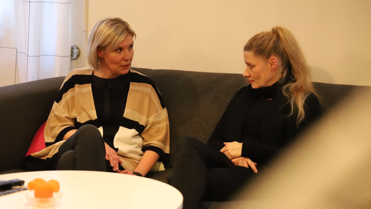 Sari Heino ja Marina Stubb keskustelevat sohvalla.