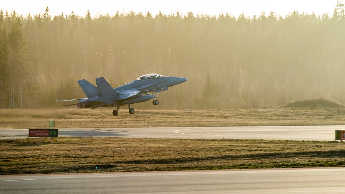 Ilmavoimien Hornet-hävittäjä nousee Pirkkalan lentokentältä.