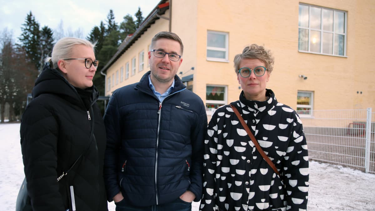 Haapahuhdan koulun pihalla oikealta Maija Nurmi, Antti Ruhanen ja Sanna Lattu