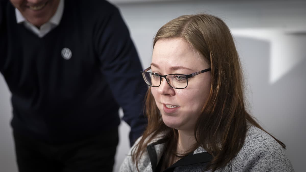 Terhi Takkinen lähikuvassa. Taustalla Martti Kumpulainen.