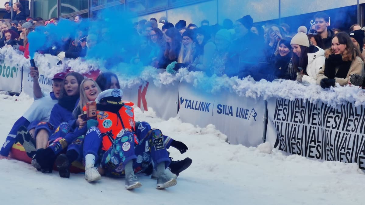 Pikkulaskiainen Turun Aurakadulla.