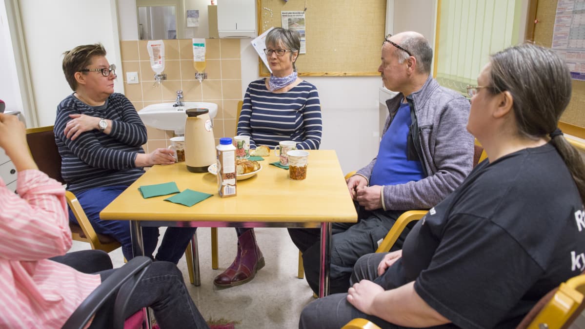 Rajamäen kyläyhdistyksen aktiivit ja kyläavustajat aamukahvilla kylätalolla.