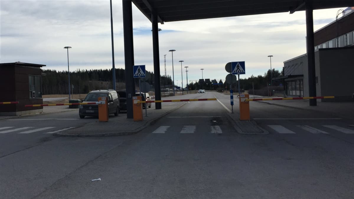 Suomeen saapuvan henkilöautoliikenteen rajatarkastusta Imatran rajanylityspaikalla 17.3.2020.