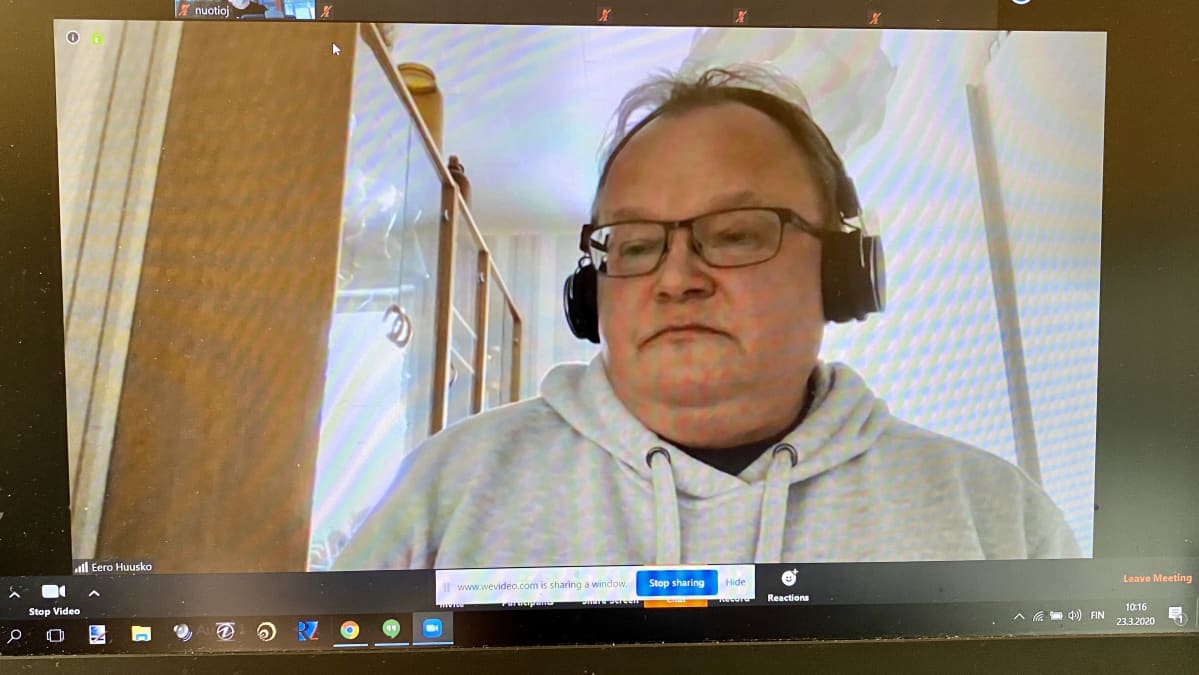 Tuntiopettaja Eero Huusko pitää etäopetusluentoa Kajaanin ammattikorkeakoululla.