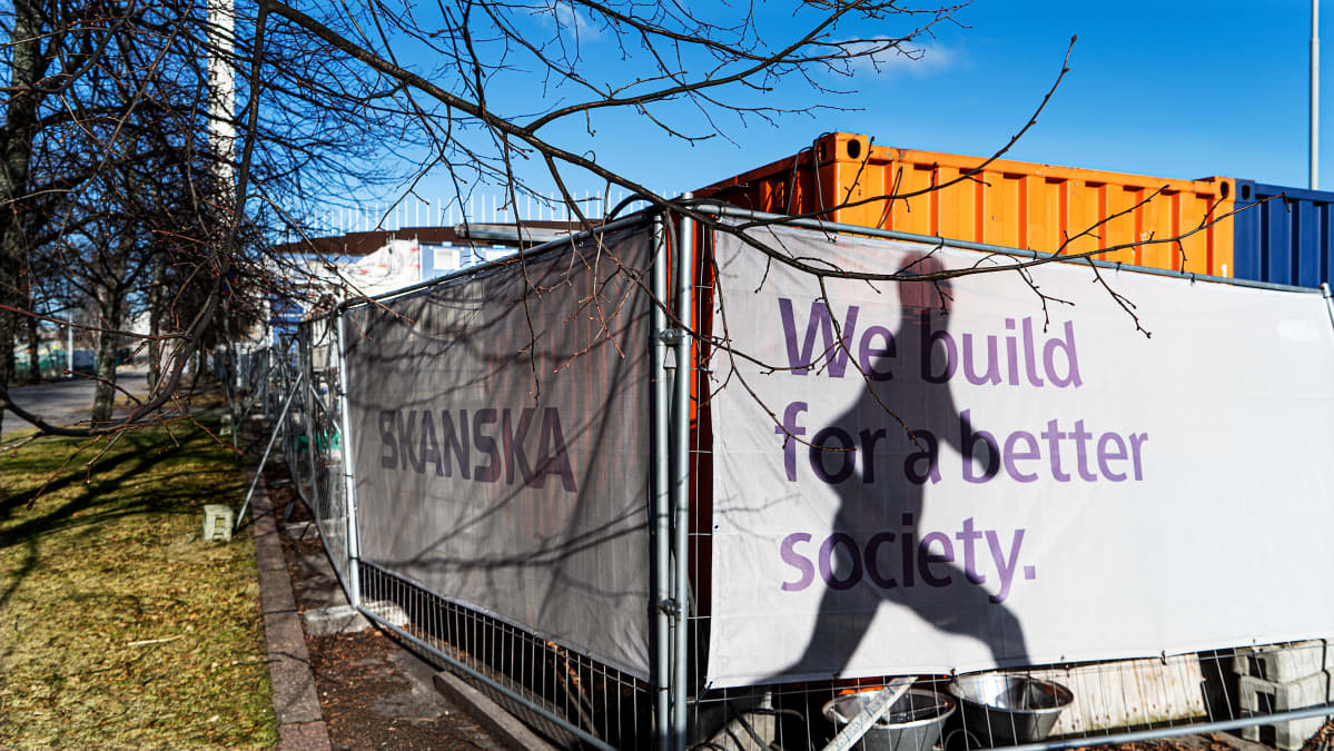 Skanskan mainosteksti rakennustyömaalla: "We build for a better society".