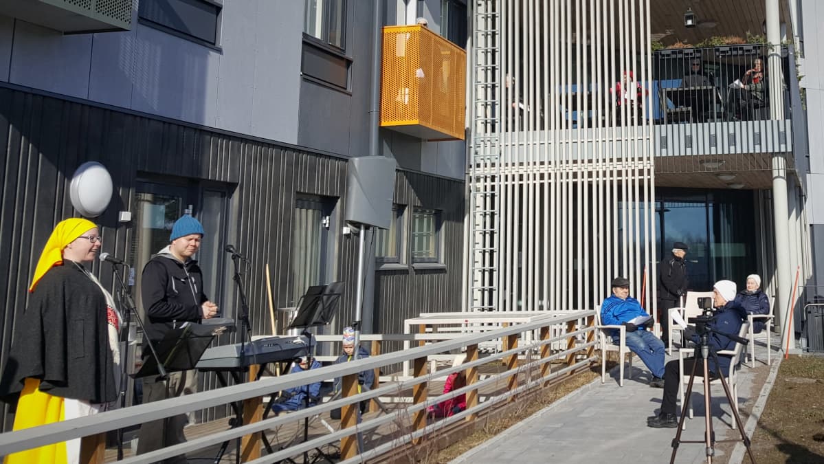 Imatran seurakunnan pihamuusikko Heini Vesterinen keikalla kanttorimiehensä kanssa Immalan loisteessa.