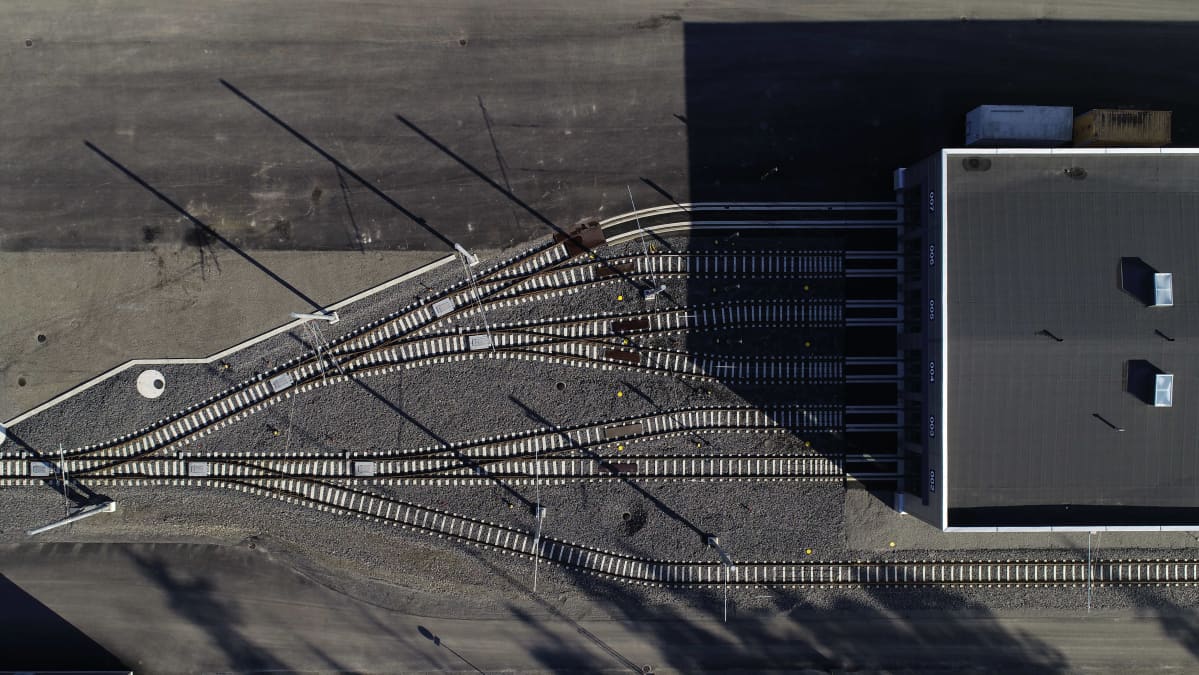Dronekuva Tampereen raitiotien varikkoalueesta