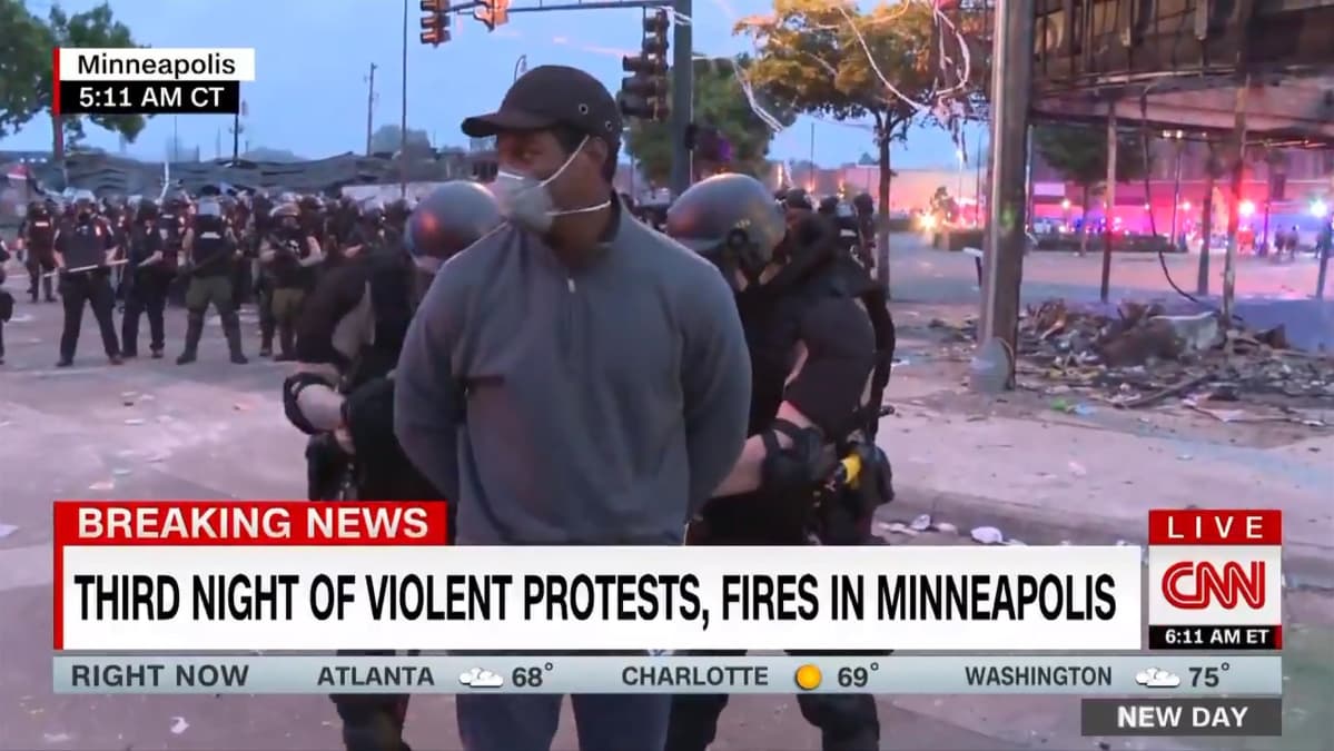 Kuvakaappaus uutiskanava CNN:n lähetyksestä. CNN:n toimittaja Omar Jimenez pidätettiin Minneapolisissa kesken suoran tv-lähetyksen. Hän oli raportoimassa tilanteesta.