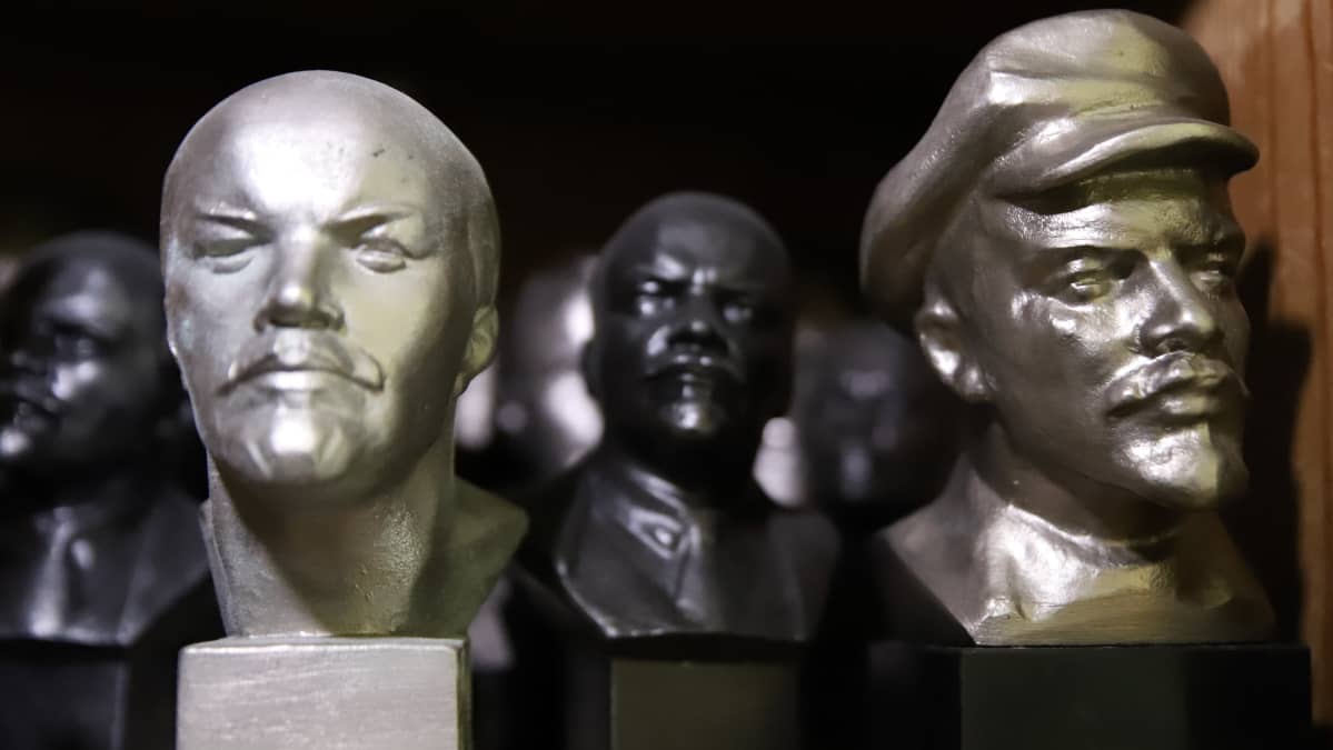 Leninin patsaita museon kaapissa
