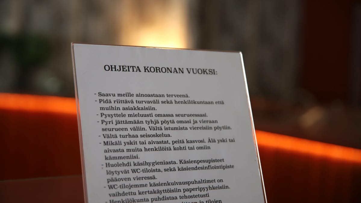 Joensuulaisessa 60's Palaver -ravintolassa on esillä ohjeet koronavirustartuntojen ehkäisemiseksi.