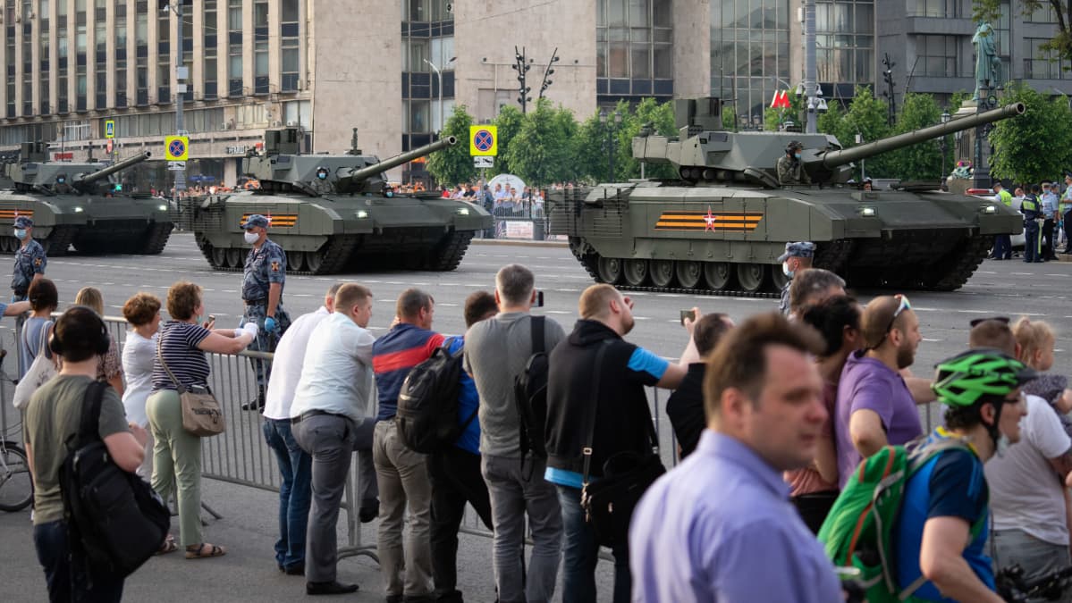 Ihmiset katsovat sotilasparaatia Moskovan keskustassa
