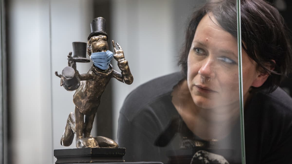 Vuoden museo-kiertopalkinto Esko-patsas on saanut kasvomaskin Satakunnan museossa. Maakuntatutkija Akuliina Aartolahti taustalla.