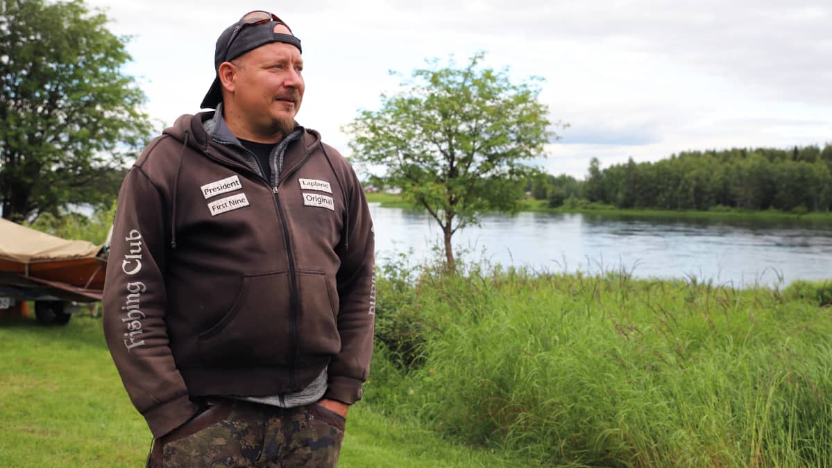 Panu Korhonen valmistautuu vesille lähtöön Pellossa Tornionjoen rannalla.