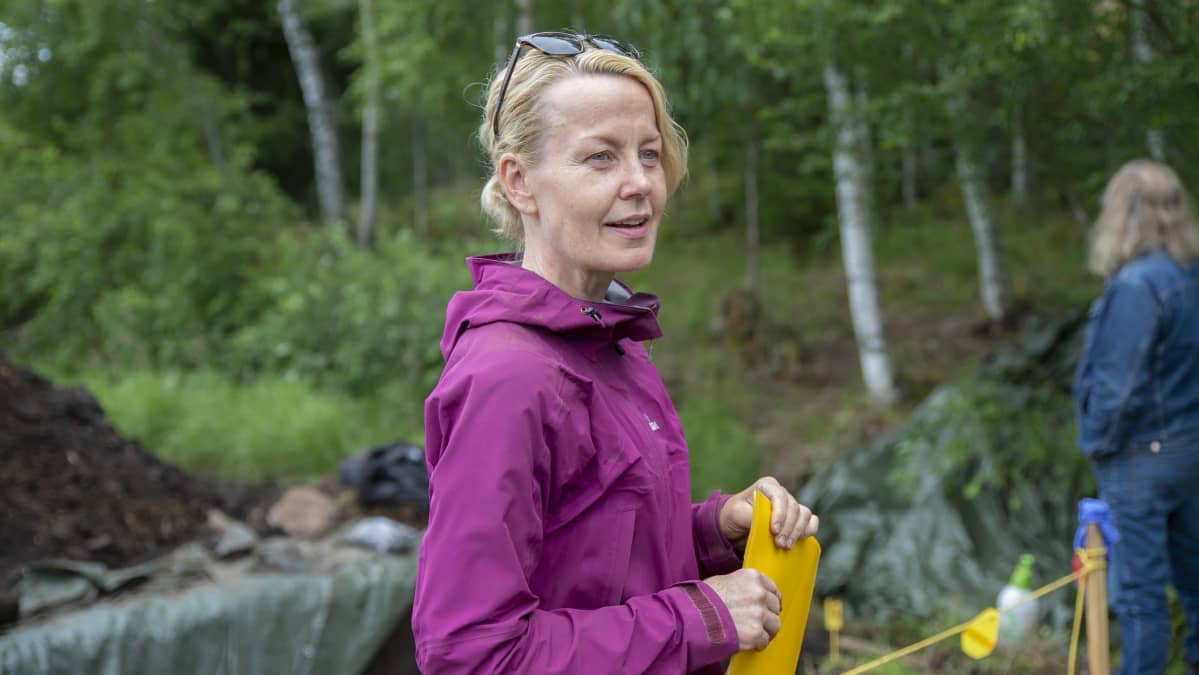 Satu Koivisto Humppilan arkeologisilal kaivauksilla.