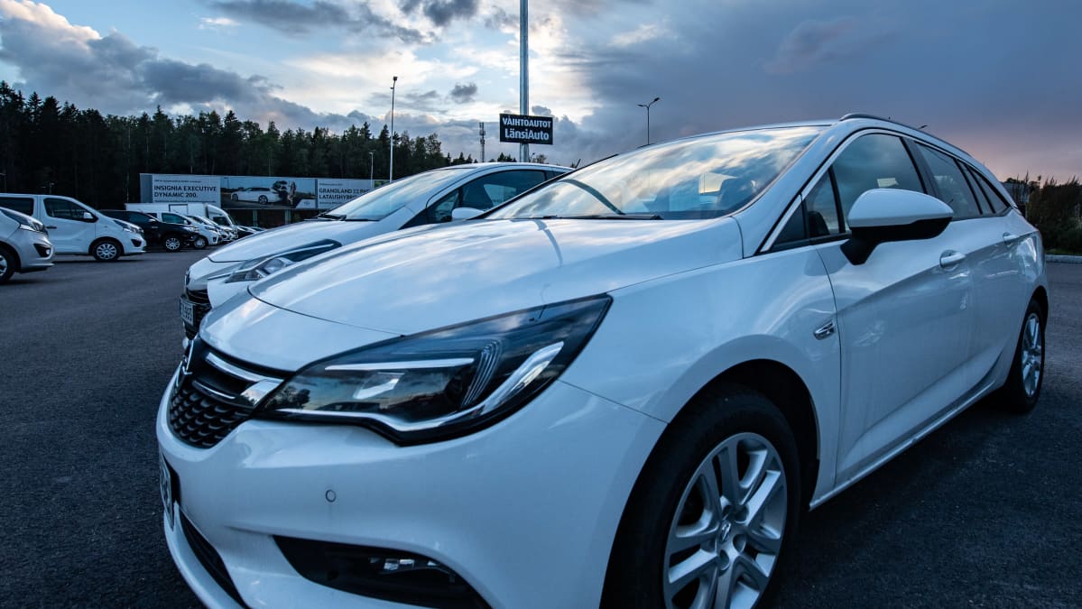 Myynnissä olevia vaihtoautoja ulkona.