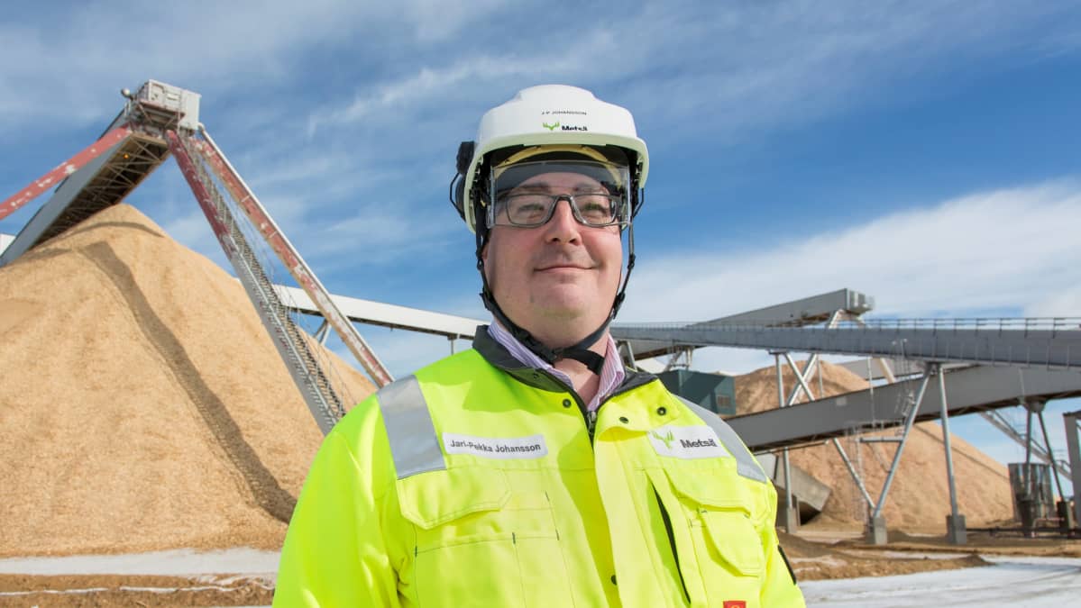 Projektinjohtaja Jari-Pekka Johansson Kemin nykyisen sellutehtaan hakekasojen luona.