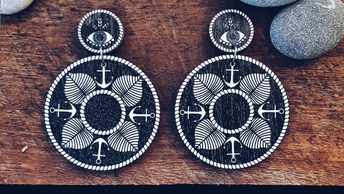 Kuvassa Sanni Poutasen suunnittelemat Saimaa mandala -korvakorut