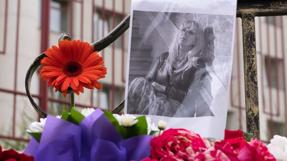 Photo of a woman and Flowers
